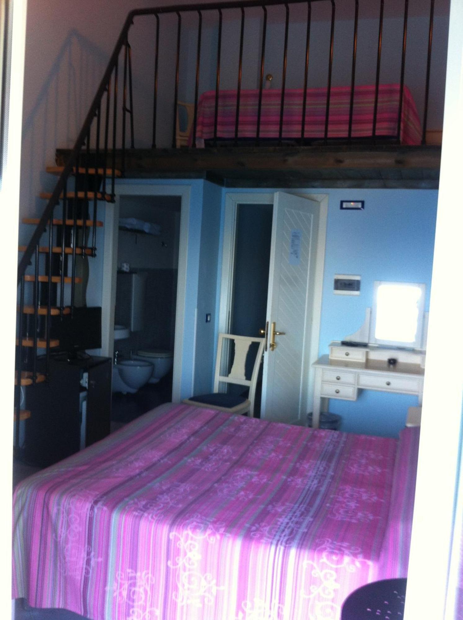 Quadruple Room - Split Level,403391472:JPEG